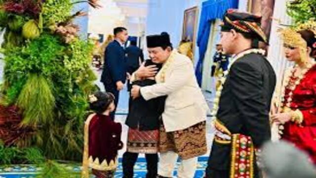 Prabowo Peluk-Cium Anak-anak