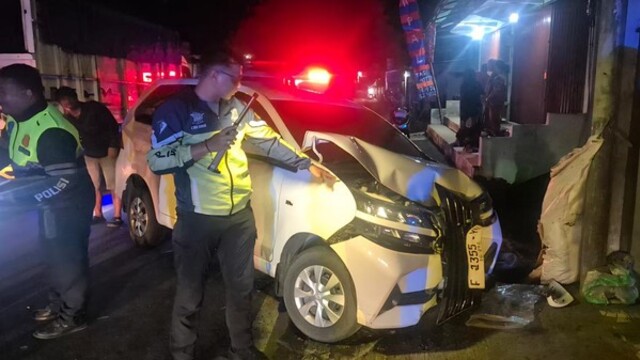 Avanza Tabrak Ambulans